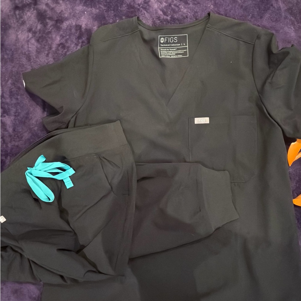 FIGS Black Freex™ Scrub Set – Special Edition L top/ M bottom - NO TAGS